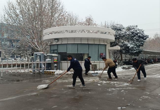 掃雪除冰我先行，冰雪更映黨旗紅